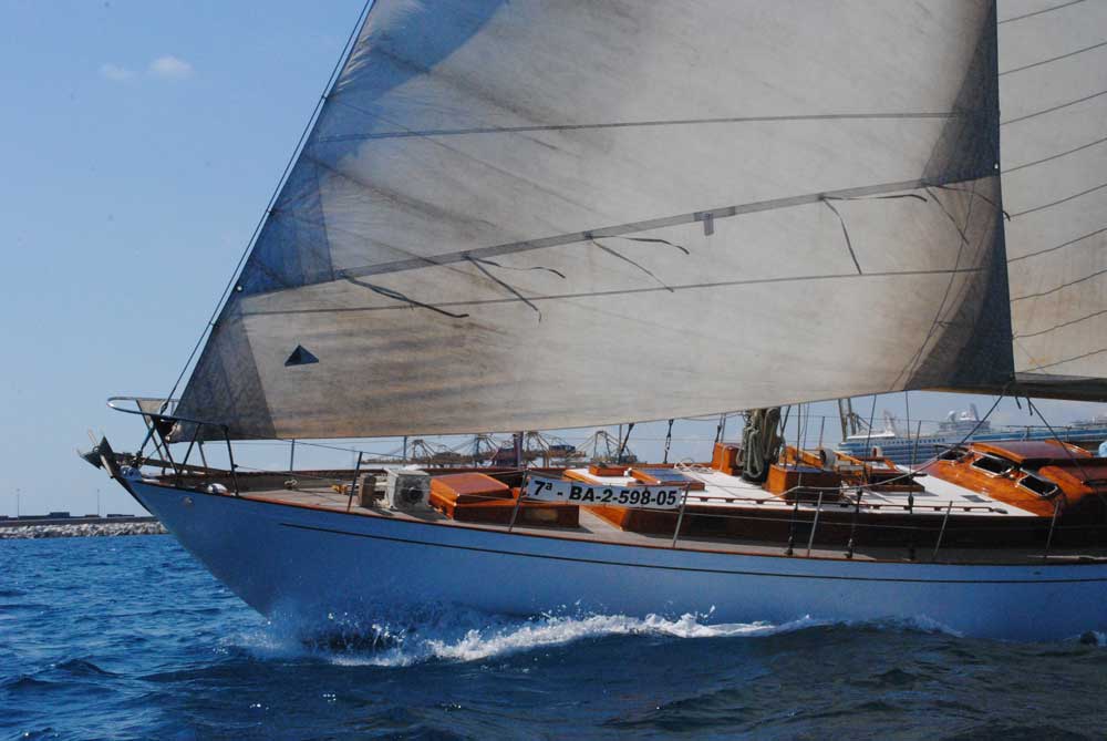 A superb outstanding classic on sale through Barcos Singulares